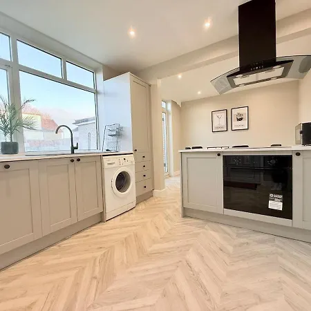 Spacious 3 Bed Family With Garden, Sleeps 5 Prázdninový dům Leeds (West Yorkshire)