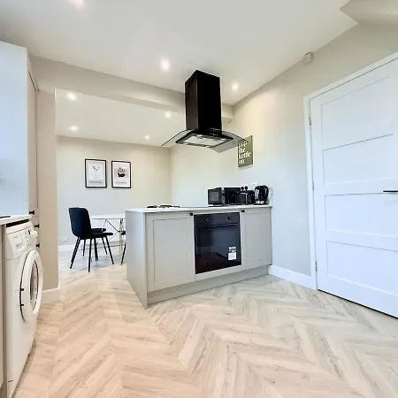 Prázdninový dům Spacious 3 Bed Family With Garden, Sleeps 5 *