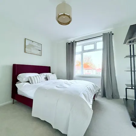 Spacious 3 Bed Family With Garden, Sleeps 5 Leeds (West Yorkshire)