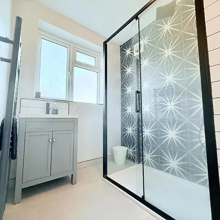 Spacious 3 Bed Family With Garden, Sleeps 5 Leeds (West Yorkshire)